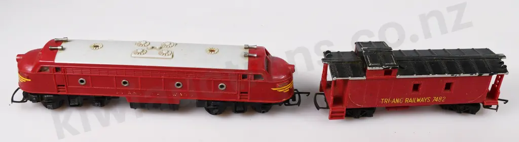 TRI-ANG TRAIN LOCOMOTIVES AND ROLLING STOCK Image 1++