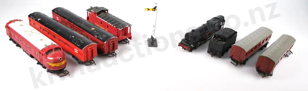 TRI-ANG TRAIN LOCOMOTIVES AND ROLLING STOCK Image 1++