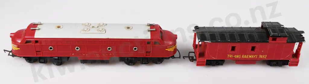 TRI-ANG TRAIN LOCOMOTIVES AND ROLLING STOCK Image 1++