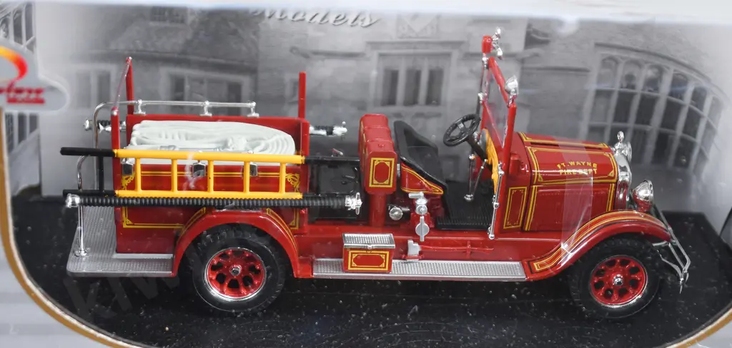 BOXED SIGNATURE MODEL FIRE ENGINES Image 1++