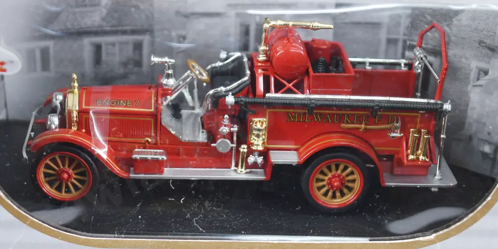 BOXED SIGNATURE MODEL FIRE ENGINES Image 1++