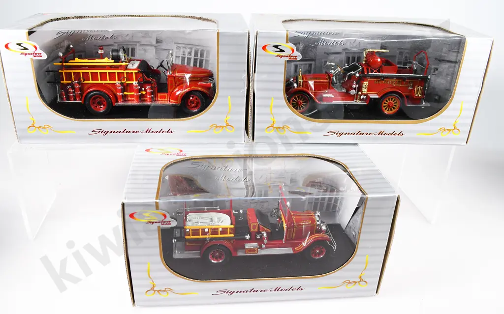 BOXED SIGNATURE MODEL FIRE ENGINES Image 1++