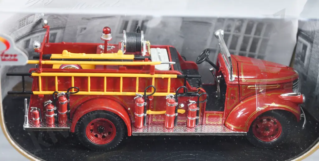 BOXED SIGNATURE MODEL FIRE ENGINES Image 1++