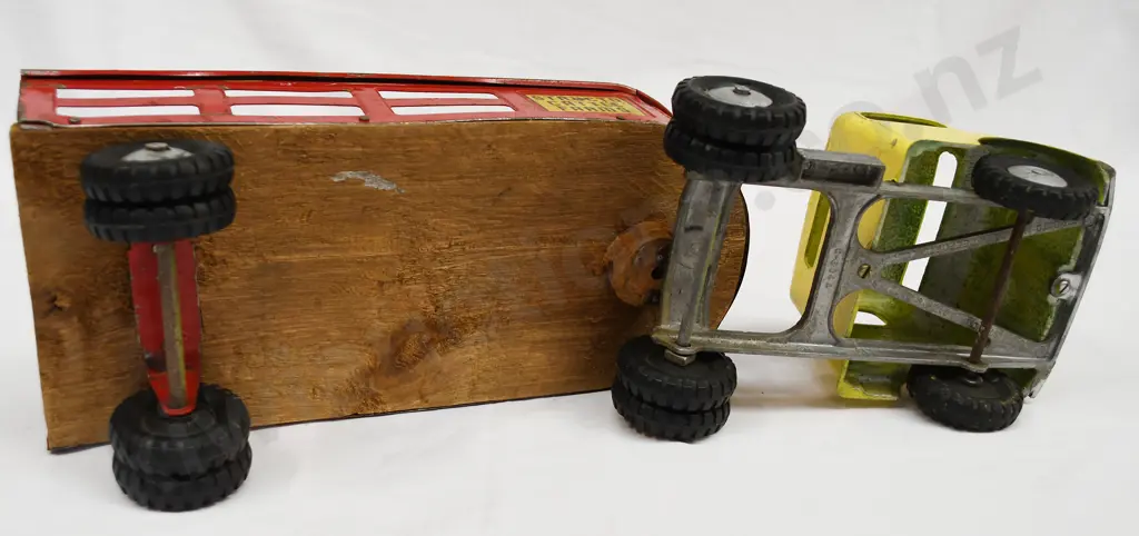 STRUCTO PRESSED TIN TRUCK Image 1++