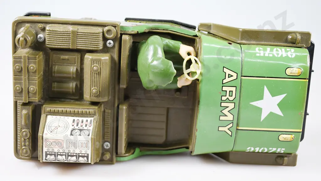 TIN PLATED BATTERY OPERATED COMBAT JEEP Image 1++