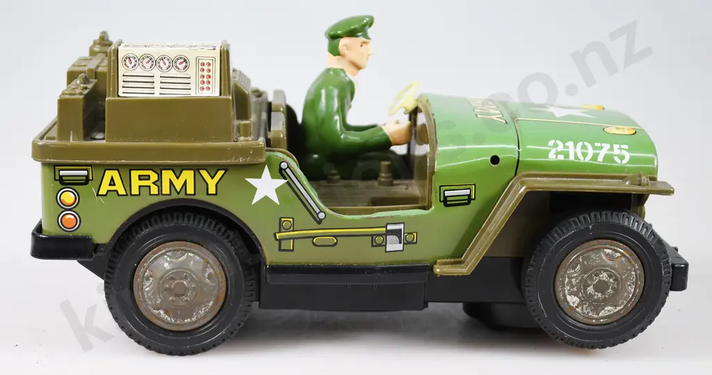 TIN PLATED BATTERY OPERATED COMBAT JEEP Image 1++