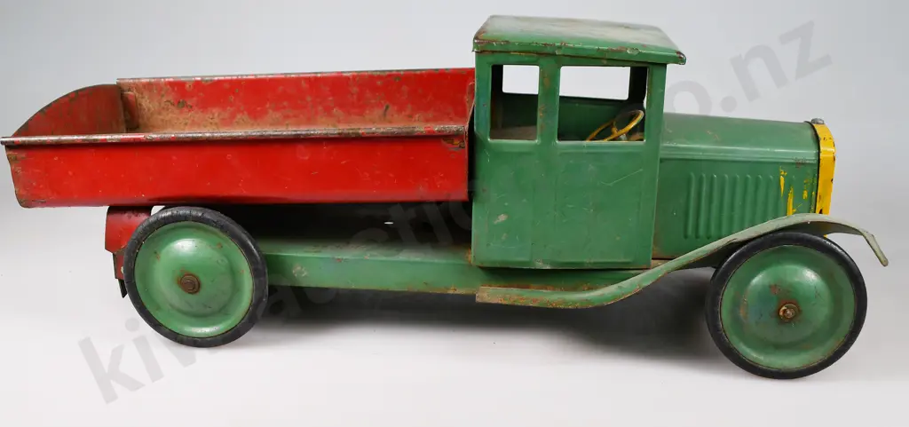 TRIANG PRESSED STEEL BEDFORD TIP LORRY Image 1++