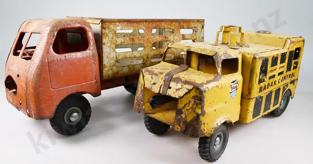 TRIANG DIESEL FARM TRUCK & RADAR CONTROL TRUCK Image 1++