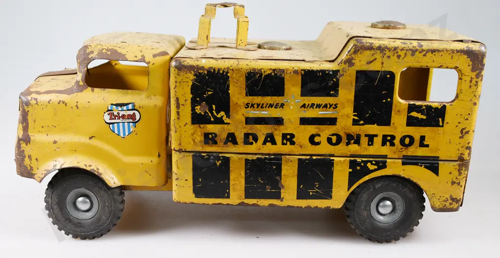 TRIANG DIESEL FARM TRUCK & RADAR CONTROL TRUCK Image 1++