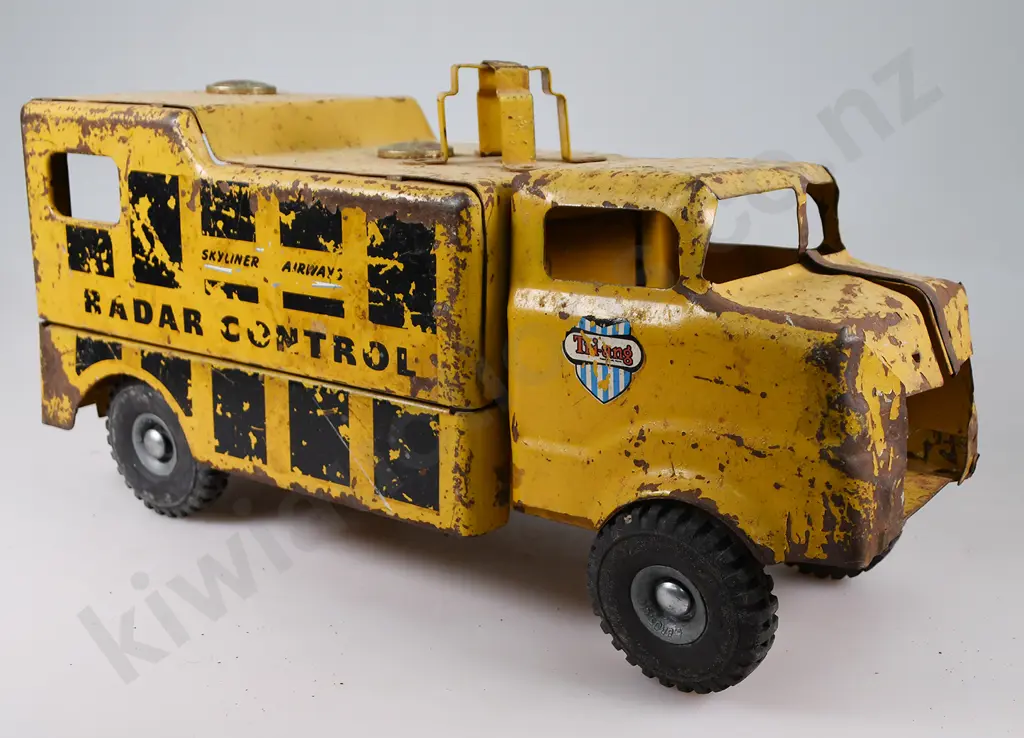 TRIANG DIESEL FARM TRUCK & RADAR CONTROL TRUCK Image 1++