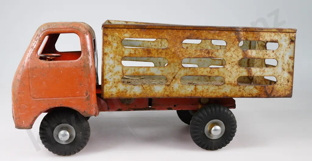 TRIANG DIESEL FARM TRUCK & RADAR CONTROL TRUCK Image 1++