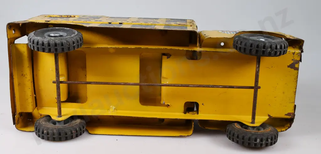 TRIANG DIESEL FARM TRUCK & RADAR CONTROL TRUCK Image 1++