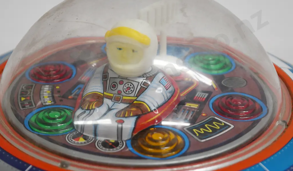 TIN BATTERY OPERATED SPACESHIP Image 1++