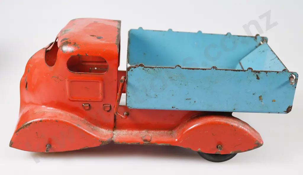 TRI-ANG FIRE ENGINE, TIPPING LORRY W555 Image 1++