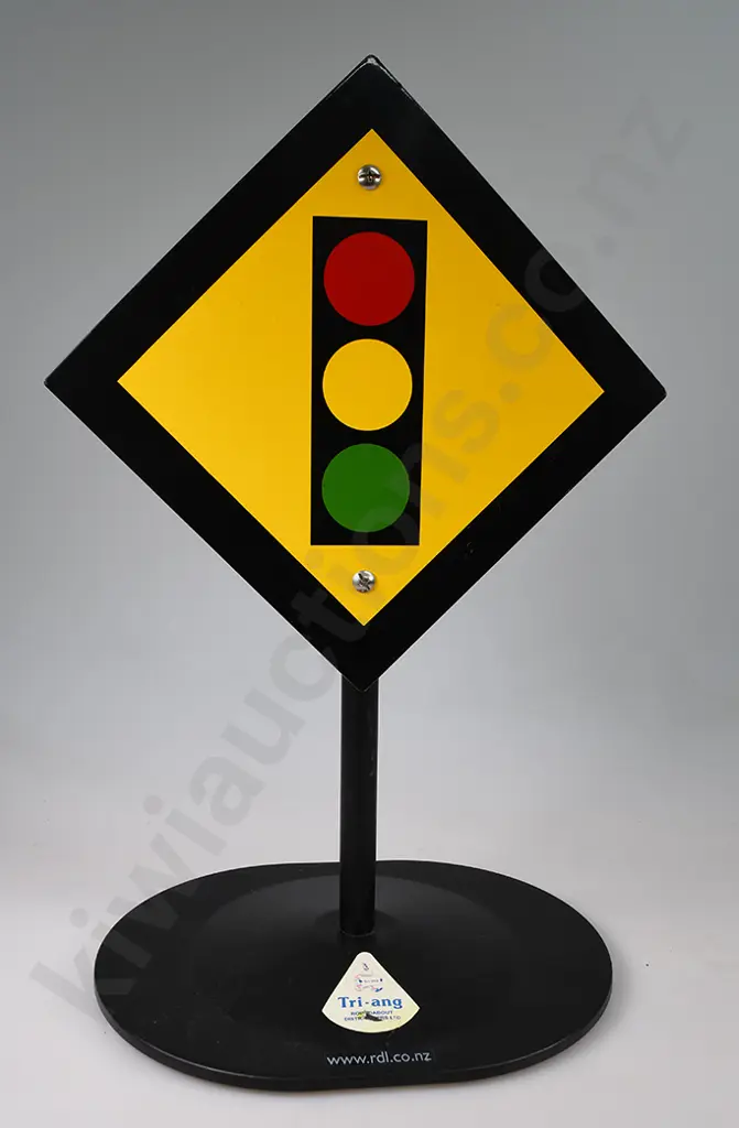 TRI-ANG LARGE TRAFFIC LIGHT SIGN Image 1++