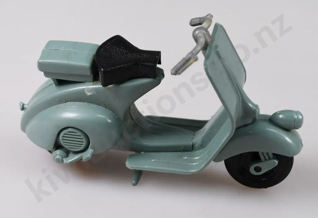 MIXED PARCEL DIECAST PLASTIC TOYS Image 1++