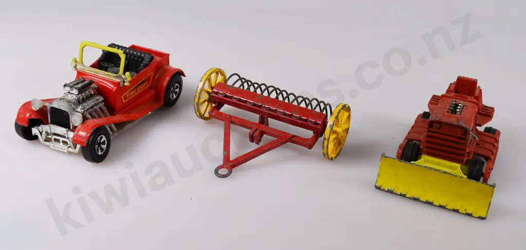 MIXED PARCEL DIECAST PLASTIC TOYS Image 1++