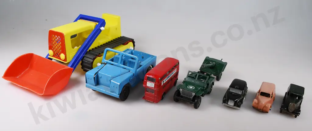 8 ASSORTED TOYS MODELS Image 1++