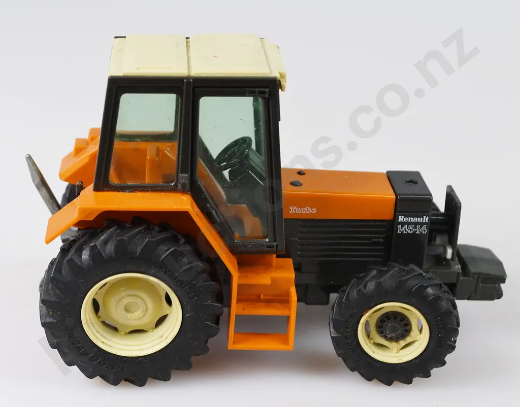 BRITAINS MODEL TRACTORS FORD RENAULT & MASSEY FERGUSSON Image 1++
