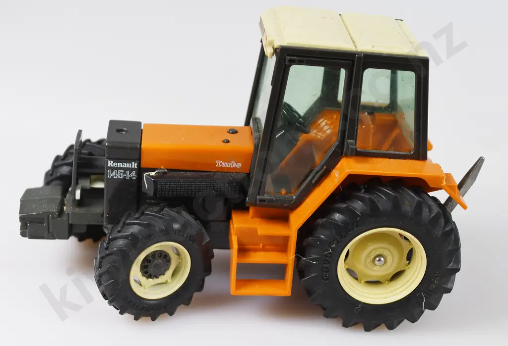 BRITAINS MODEL TRACTORS FORD RENAULT & MASSEY FERGUSSON Image 1++