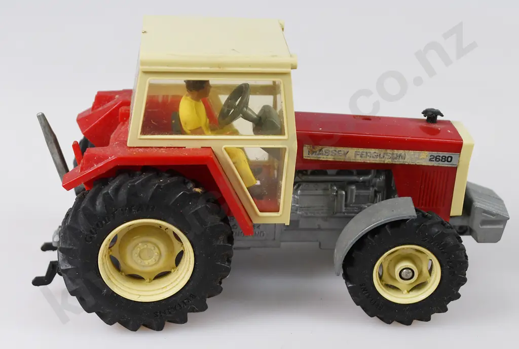 BRITAINS MODEL TRACTORS FORD RENAULT & MASSEY FERGUSSON Image 1++