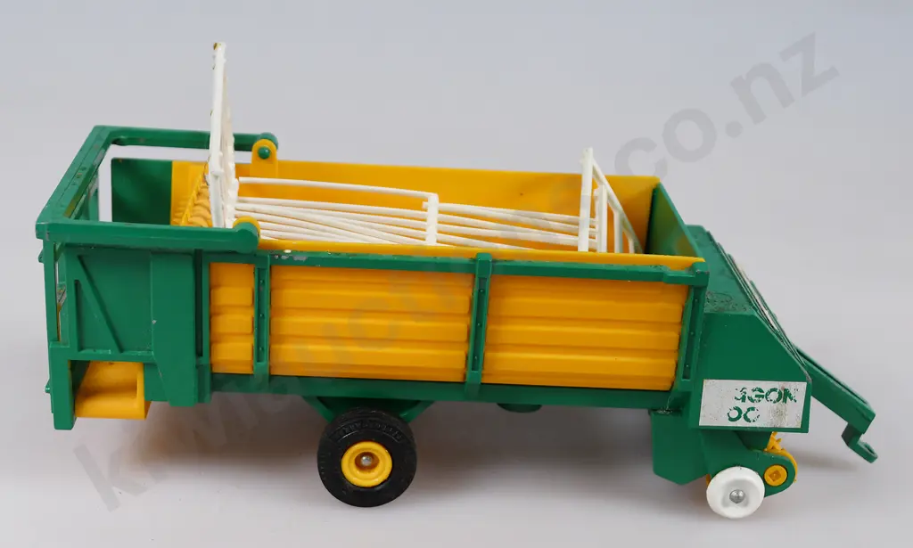 BRITAINS MODEL FARM MACHINERY Image 1++