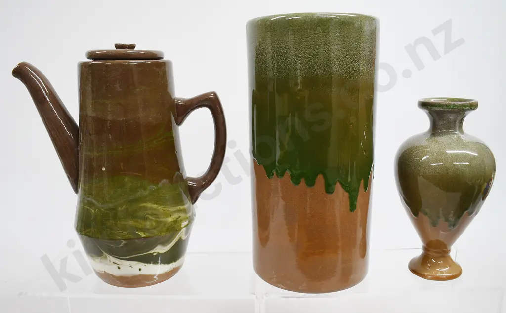TE RONA POTTERY GREEN GLAZED ITEMS Image 1++