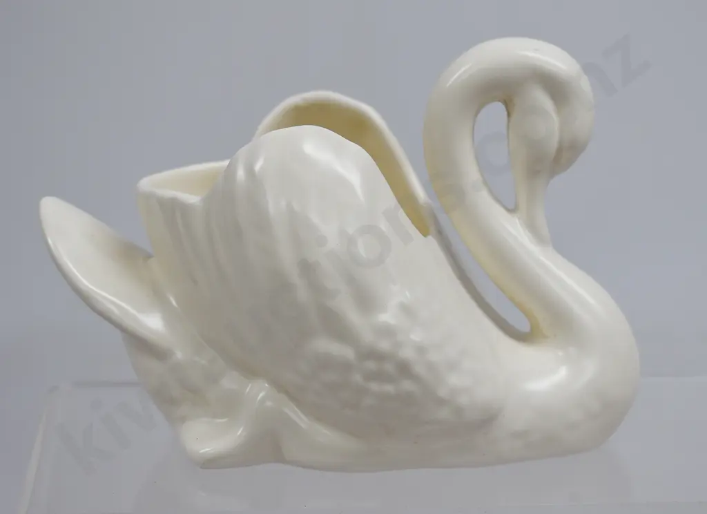 CROWN LYNN SMALL SWAN Image 1++