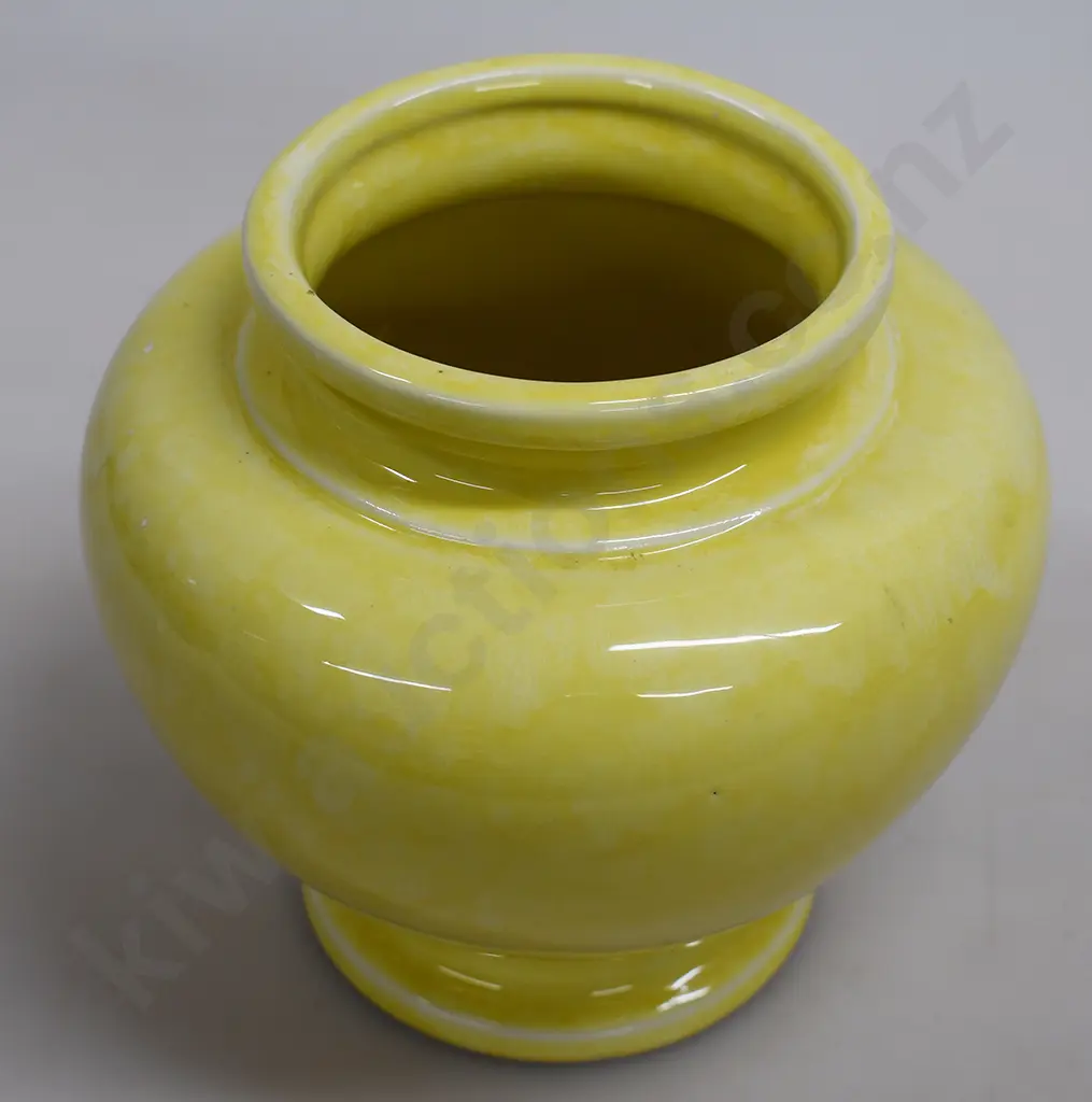 TEMUKA WARE YELLOW BULBOUS VASE Image 1++
