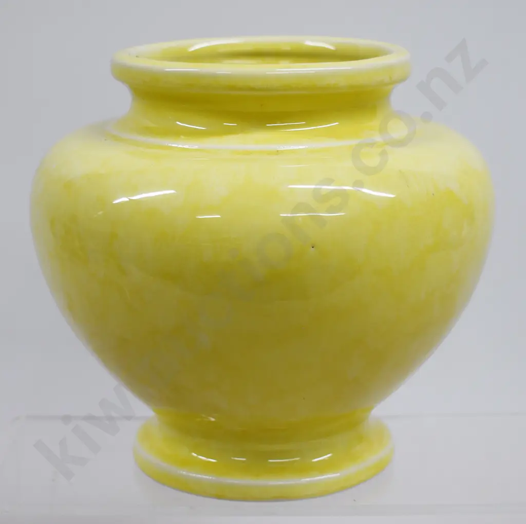 TEMUKA WARE YELLOW BULBOUS VASE Image 1++