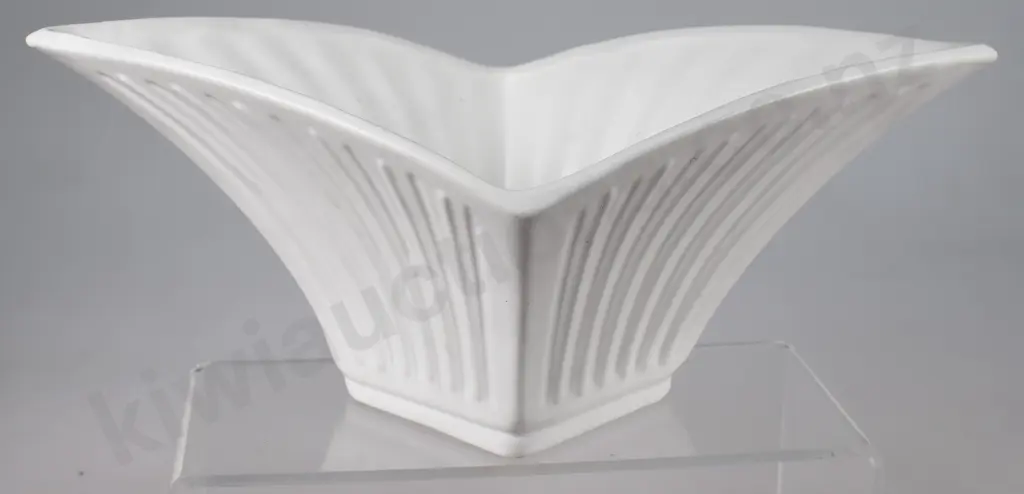 CROWN LYNN WHITE POTTERY MANTLE VASE Image 1++