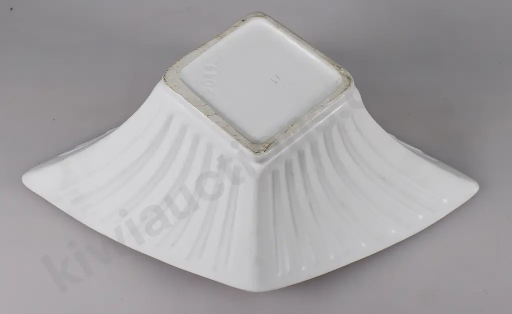 CROWN LYNN WHITE POTTERY MANTLE VASE Image 1++