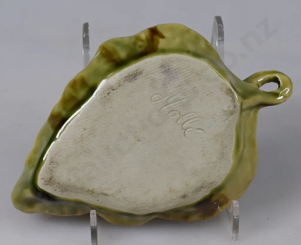 MOLLE’ POTTERY LEAF DISHES Image 1++
