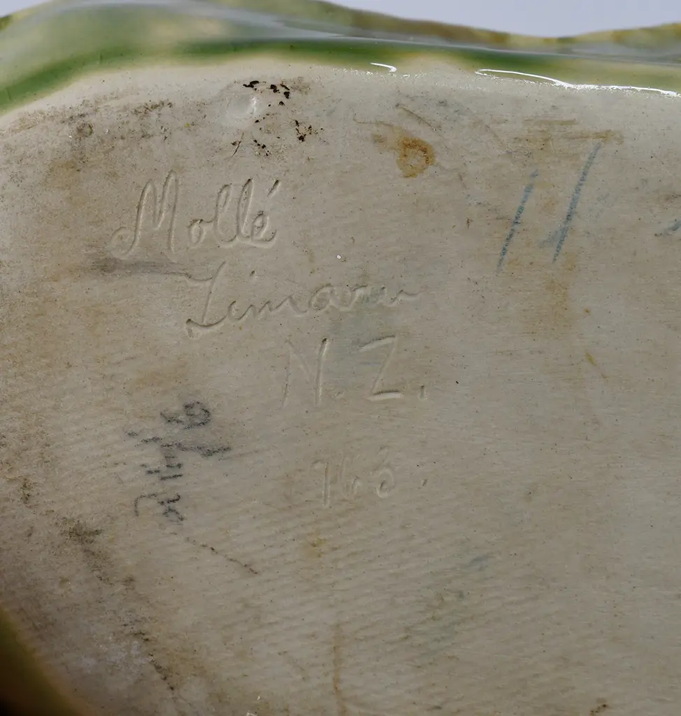 MOLLE’ POTTERY LEAF DISHES Image 1++