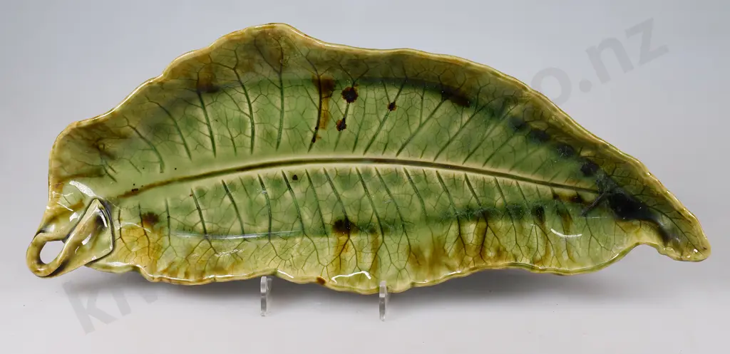 MOLLE’ POTTERY LEAF DISHES Image 1++