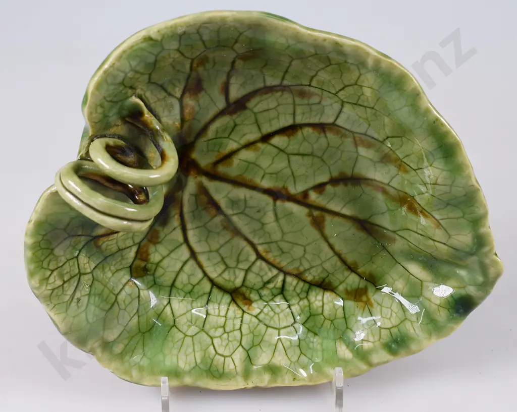 MOLLE’ POTTERY LEAF DISHES Image 1++