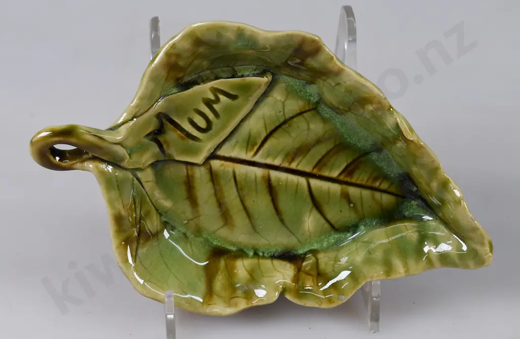 MOLLE’ POTTERY LEAF DISHES Image 1++