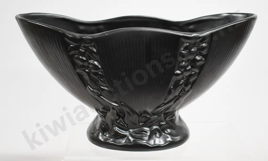 CROWN LYNN FLOWER STRIPE MANTLE VASE NUMBER 553 BLACK Image 1++