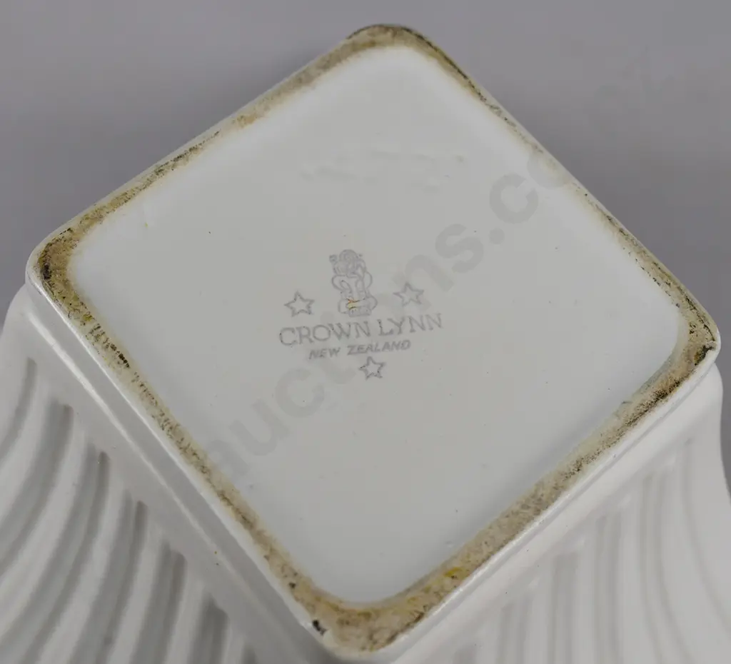 CROWN LYNN WHITE POTTERY MANTLE VASES Image 1++