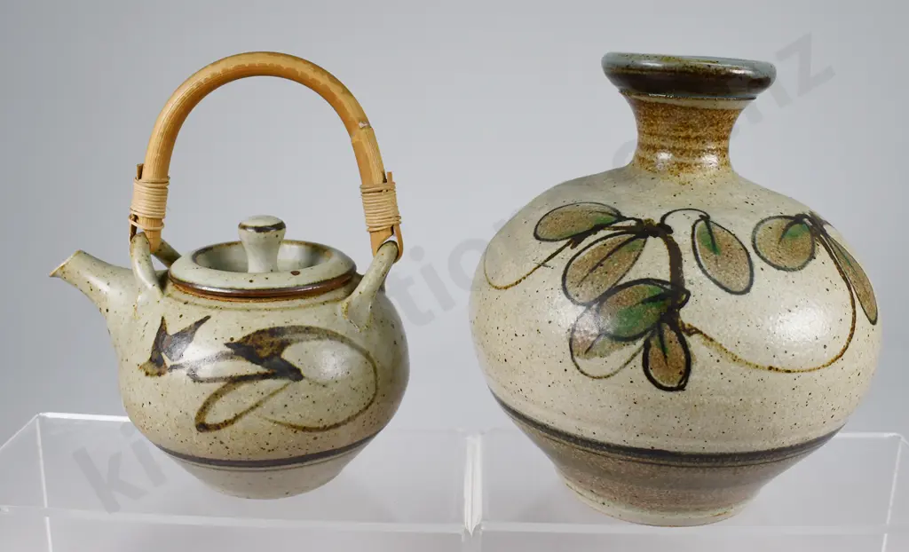 NEIL GRANT DUNEDIN, STUDIO POTTERY TEA POT & VASE Image 1++