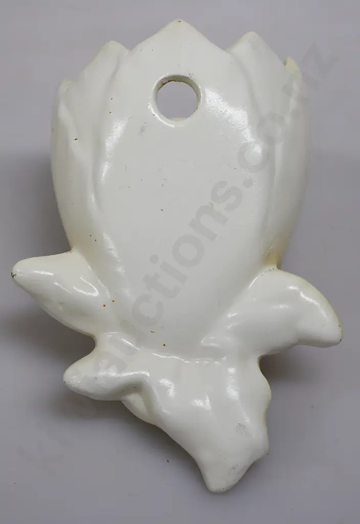 ROYAL OAK BLOSSOM WALL POCKET VASE Image 1++