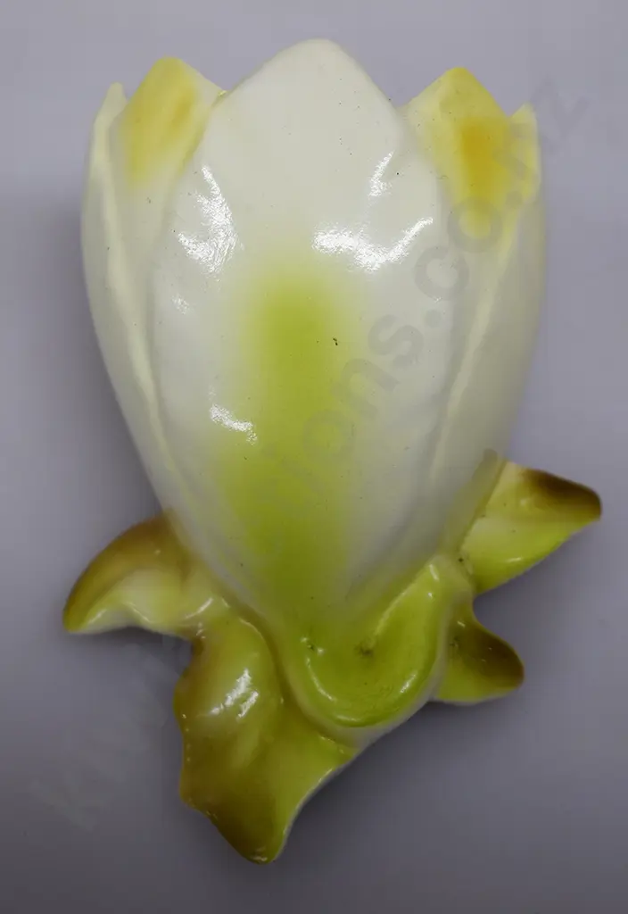 ROYAL OAK BLOSSOM WALL POCKET VASE Image 1++