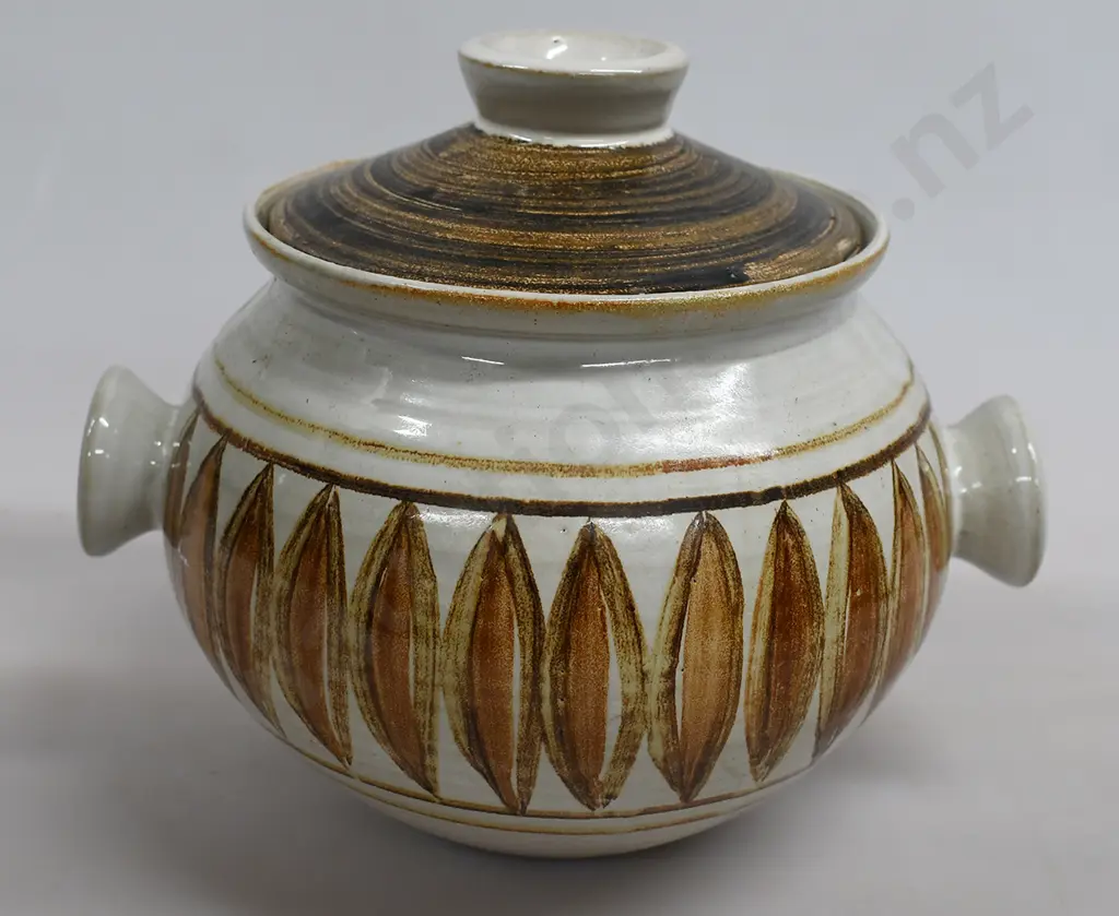 HANMER POTTERY LIDDED CASSEROLE Image 1++