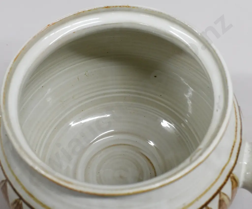 HANMER POTTERY LIDDED CASSEROLE Image 1++