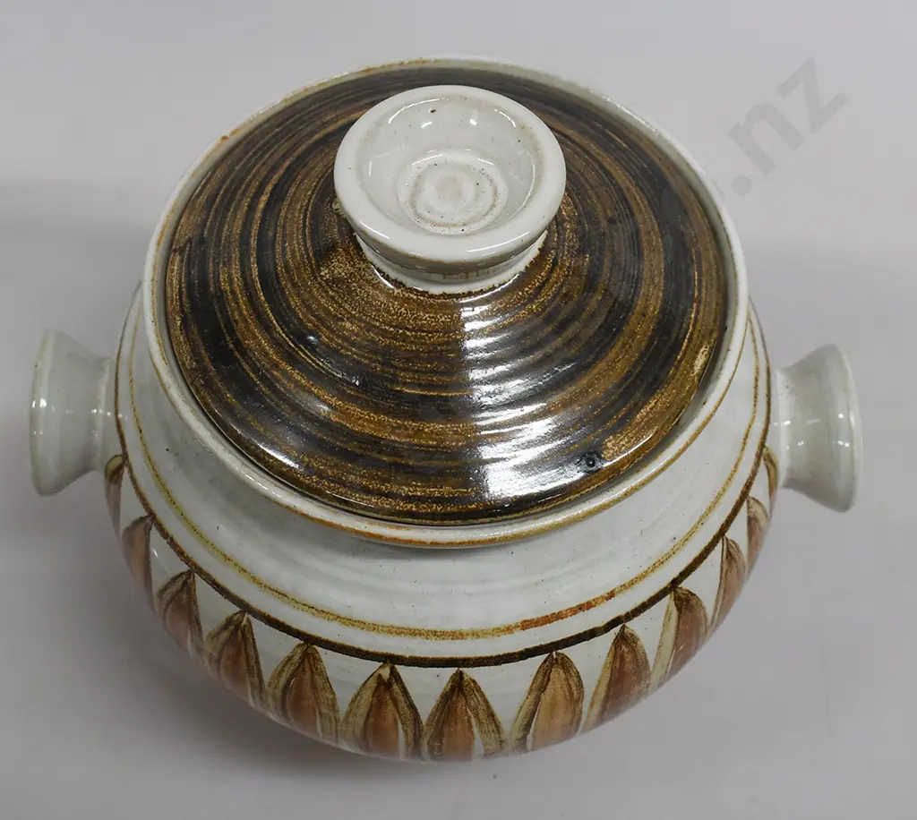 HANMER POTTERY LIDDED CASSEROLE Image 1++
