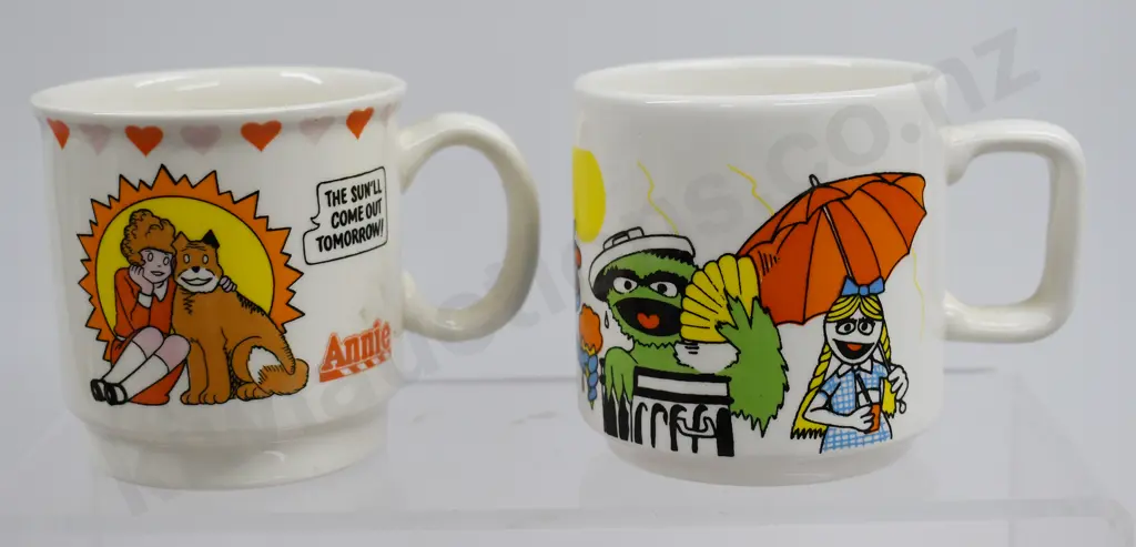 CROWN LYNN CARTOON CHARACTER MUGS & PLATE Image 1++