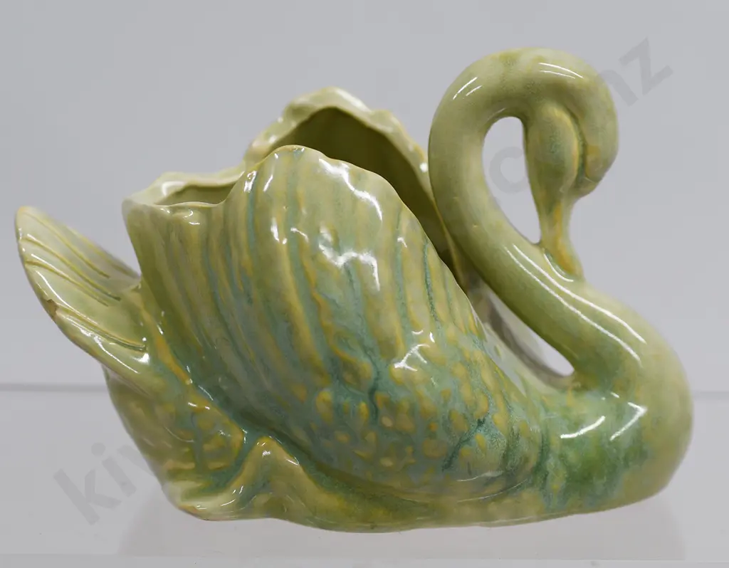 CROWN LYNN AMBRICO TRICKLE GLAZED SMALL SIZE SWAN Image 1++