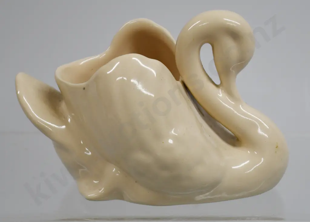 TEMUKA POTTERY SMALL SWAN Image 1++