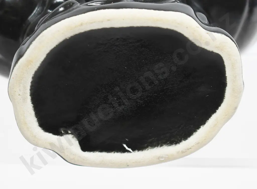 BLACK GLAZED NAUTILUS VASE Image 1++