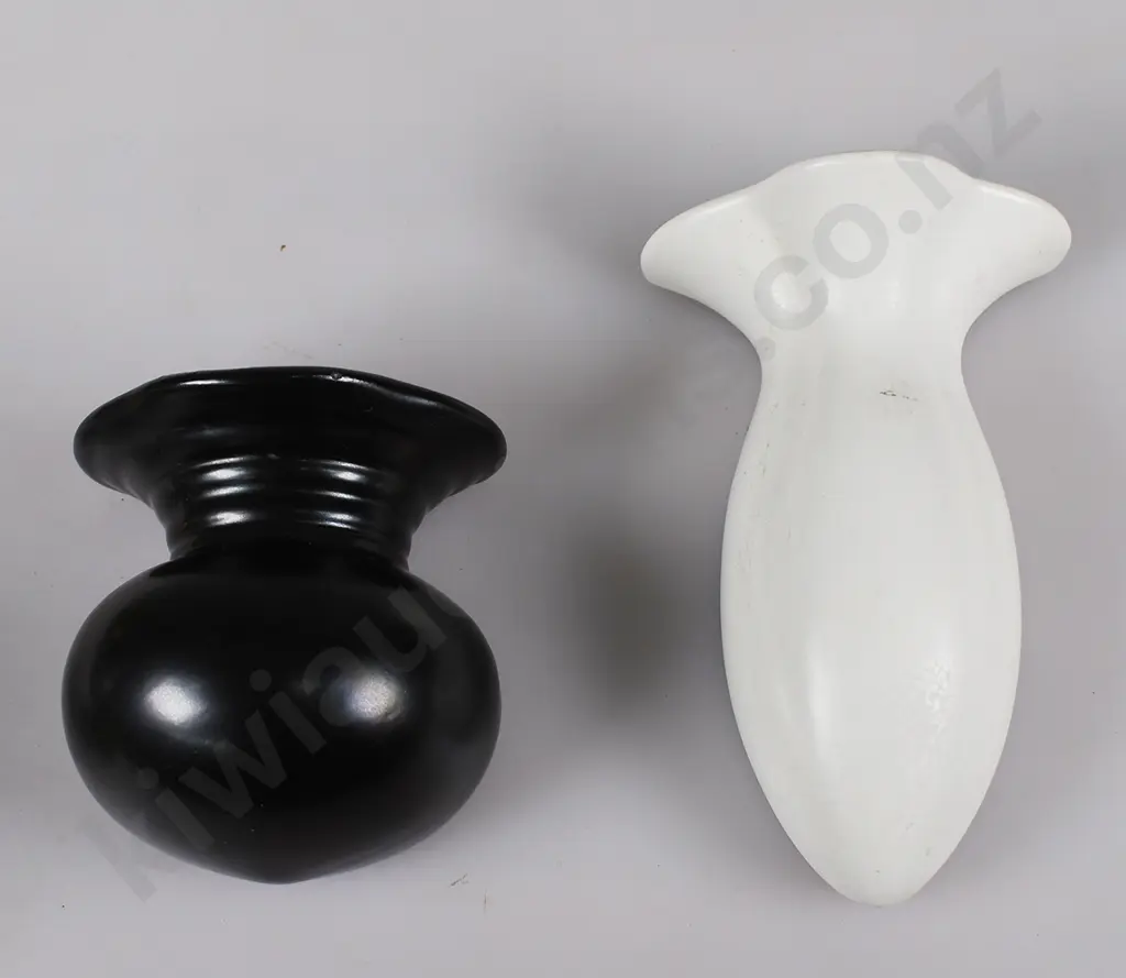 CROWN LYNN SMALL MONEY BAG & LONG DROP WALL POCKET VASES Image 1++